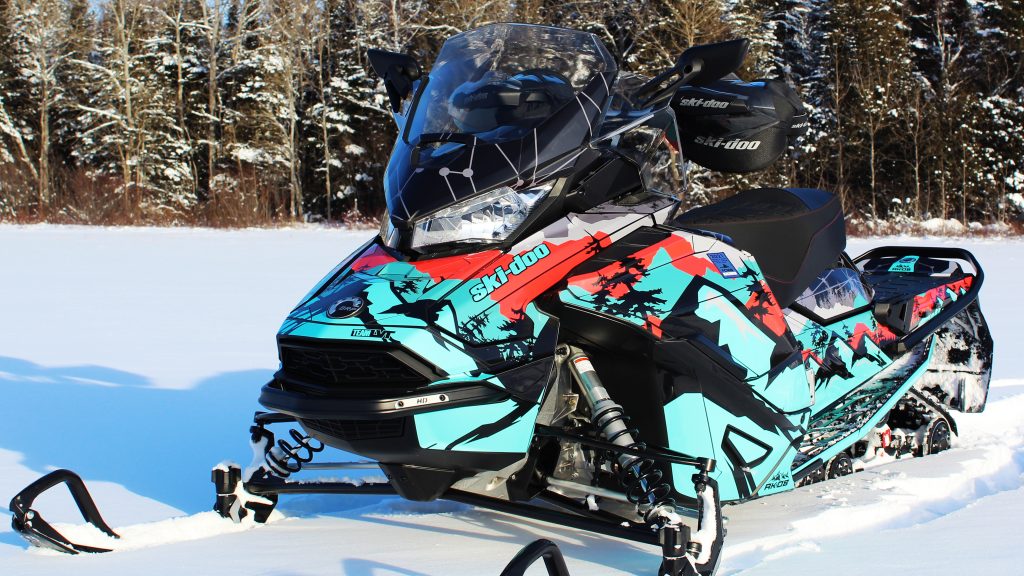 Ski-Doo sous la neige et kit graphique AK08 de couleur turquoise et rouge