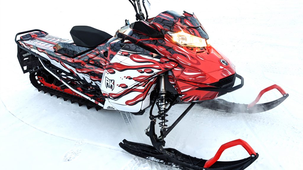 Motoneige Ski-Doo en action avec son kit graphique Bloodsled